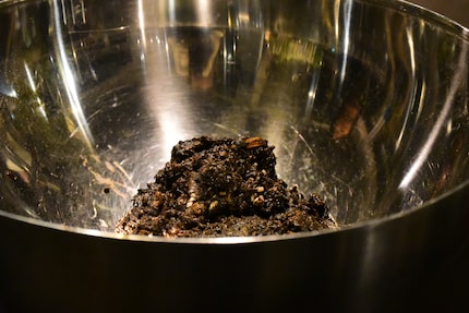 Vochtige kamerplantengrond dient als bouwmateriaal.