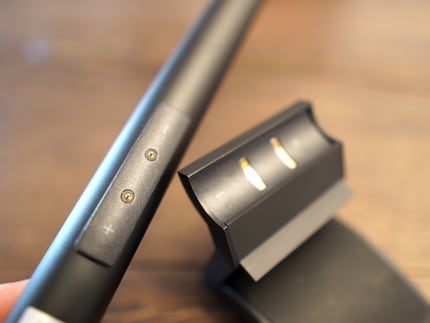 Die Screenbar von Xiaomi hält magnetisch an der Halterung.