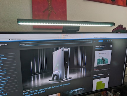 Eine Screenbar leuchtet von oben über den Monitor nach unten auf den Schreibtisch. Ohne Spiegelung und ohne Blenden.