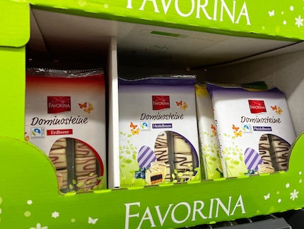 De paasdomino's zijn onder andere verkrijgbaar in de smaken aardbei en framboos.