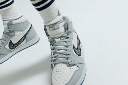 Hier is het, het Dior logo op het Nike logo.