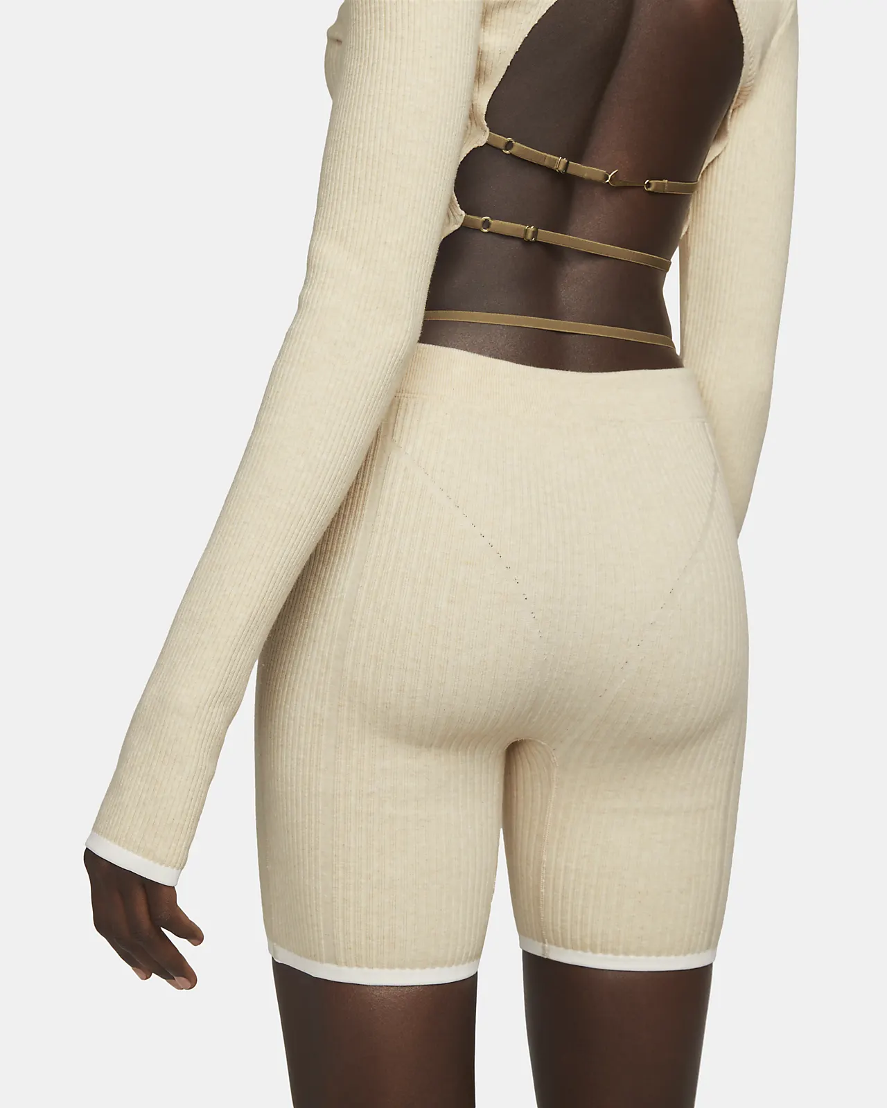 2022: Ontwerper Simon Porte Jacquemus toont aandacht voor detail.