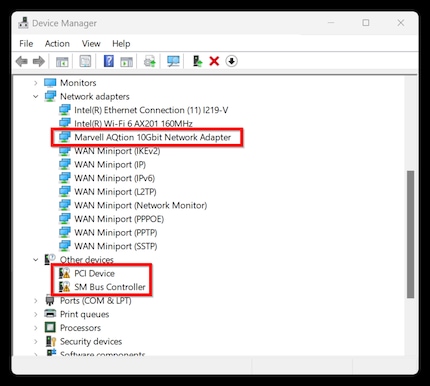 In Apparaatbeheer worden niet-herkende apparaten gemarkeerd met een uitroepteken. Bovenaan zie je de netwerkkaart die zojuist met succes is geïnstalleerd door de Windows-update, rood omlijnd.