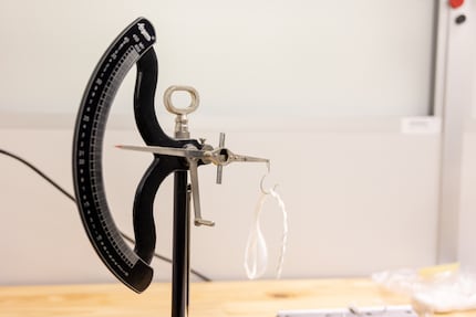Ueli gebruikt een 19e-eeuwse weegschaal om de diameter van de draad te controleren.