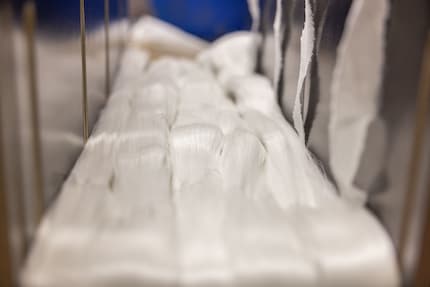 Glanzend witte zijden draden: het eindproduct van de fabriek in Bolligen.