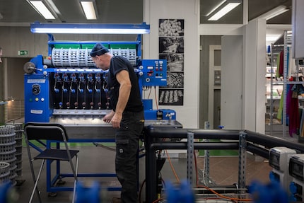 Winnend van de Agropreis 2016, de grootste innovatiewedstrijd in de Zwitserse landbouw, kocht Swiss Silk de blauwe machine.