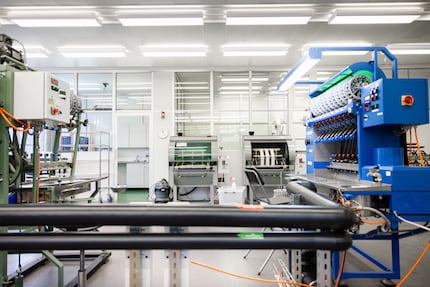 Diverse machines en veel handwerk maken van cocons zijde.