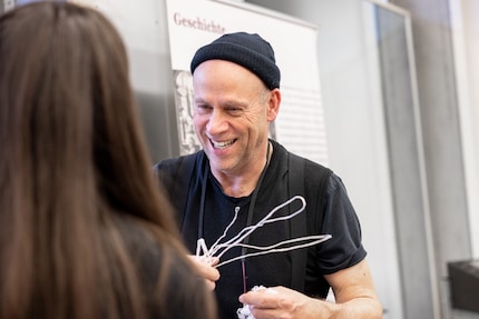 De voorzitter van de Zwitserse zijde, Ueli Ramseier, geeft ons een rondleiding door de zijdefabriek.