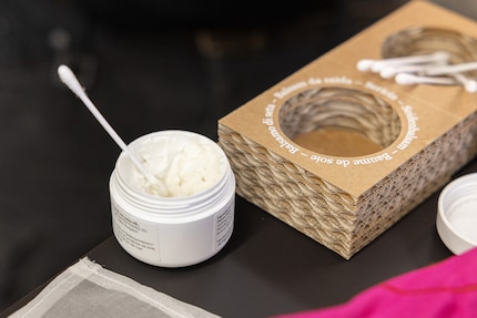 Zijde produceert cosmetische producten van de sericine die in zijdeproteïnen zit.