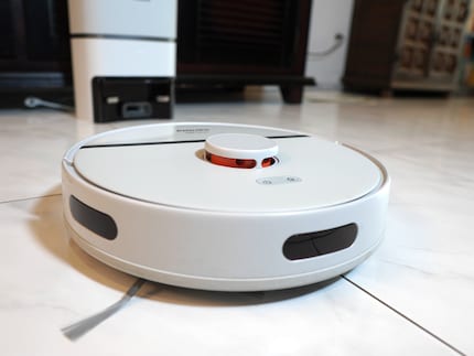 De lidar scanner zit bovenop de robot en kan daarom ook door glazen deuren kijken.