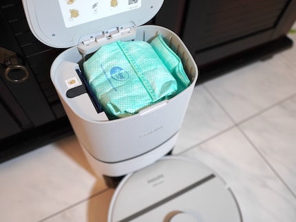 Het zuigstation transporteert het vuil rechtstreeks van de robot in een zak.