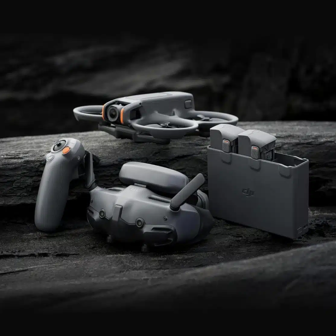 The Avata is available in two different Fly More combos. Both come with the new DJI Googles 3, the small version with one battery, the large one with three batteries as shown in this picture.