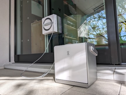 The docking station attaches itself to the ground and immediately serves as fall protection.