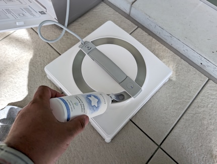 The cleaning fluid is poured directly into the robot.