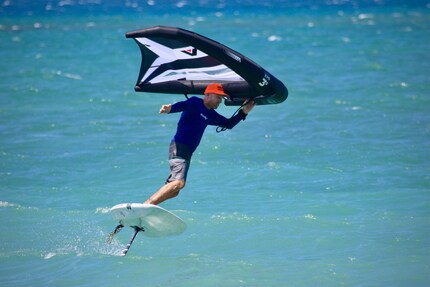 Mike Jucker is also involved in wingfoiling and reports on the latest evolutions in the sport.