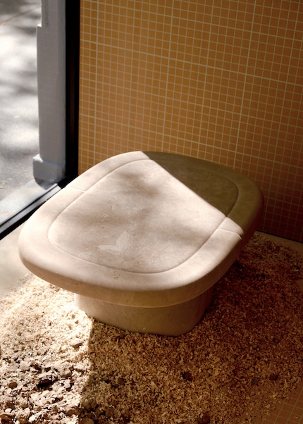 Durch das Sekundärmaterial können Möbel aus recycelten und umweltfreundlichen Materialien hergestellt werden.