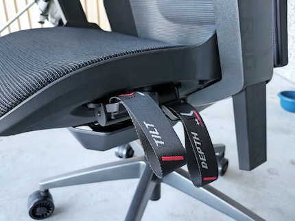 A stable aluminium base ensures a load capacity of up to 150 kilogrammes. Thanks to the straps, you can also adjust the chair while seated without having to contort yourself.