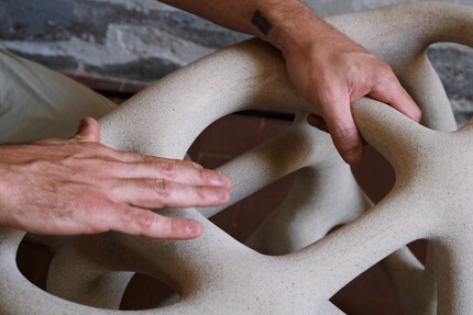 Loose powder is transformed into a solid body – all thanks to Fabio’s interest in the material.