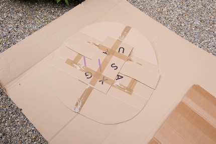 Zusätzliche Kartonstücke machen die Platte stabiler.