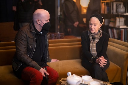 Marc Forster in gesprek met Helen Mirren tijdens het filmen.
