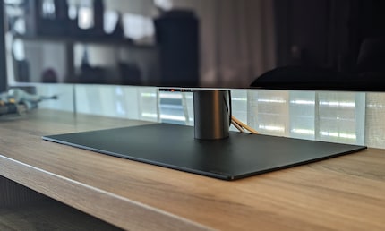 I can't mount the LG G4 on a wall because of my window front. Fortunately, the stand is finally included in the scope of delivery from this year onwards.