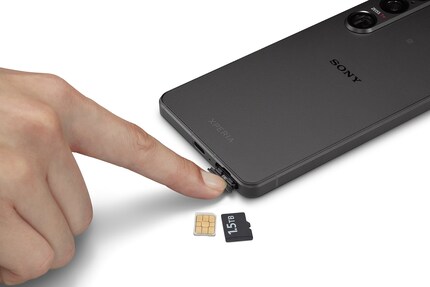Die microSD kannst du ohne lästiges Werkzeug von Hand einsetzen.