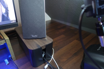 There’s plenty of space to the right of the monitors – but I can’t make use of it.