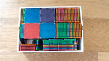 Compact verpakt: De 100 Magna-Tiles uit de geteste set zijn netjes geordend.