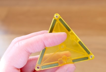 Door het transparante plastic kun je de magnetische kuboïden in de afzonderlijke tegels zien.