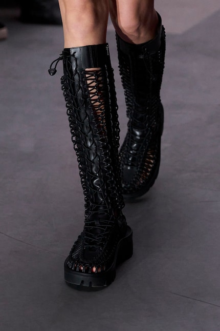 Deze gevlochten schoenen zijn het resultaat van een samenwerking tussen Noir Kei Ninomiya en Keen.
