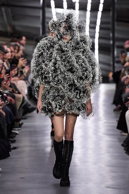 Zo kan het eruit zien als high fashion en functionele mode elkaar ontmoeten.