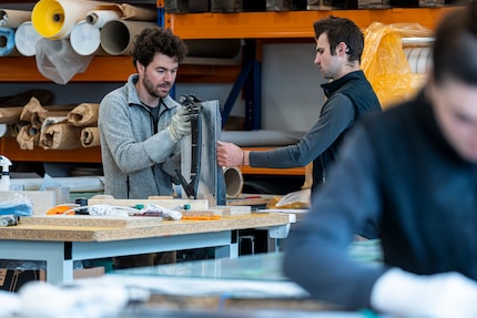 Roman (l.) and Swen check a part of the rear. 