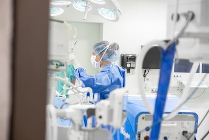 Er is een castratie aan de gang in de operatiekamer.