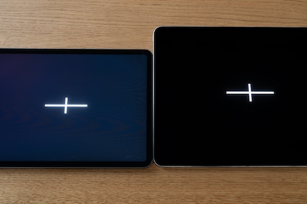 Black looks more like dark blue on my old iPad Pro’s mini LED display (left). Highlights such as the white cross also suffer from blooming. With the new tandem OLED display, both problems disappear completely.