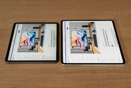 Van voren gezien zijn deze twee beeldschermen ingesteld op dezelfde helderheid. Maar vanaf de zijkant neemt het contrast van het LCD-scherm (links) snel af. Op het OLED-scherm (rechts) blijft het redelijk constant.