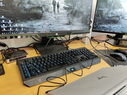 Met mijn werklaptop doemt de kabelwarboel van de horror op.