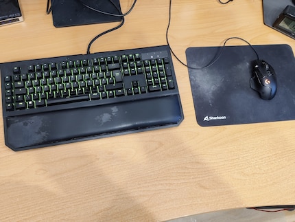 Mijn muis en toetsenbord voegen een beetje RGB-verlichting toe aan mijn opstelling.