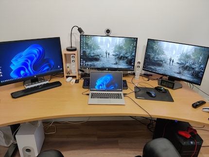 Zo ziet mijn werkplek eruit op een werkdag met een aangesloten werklaptop.