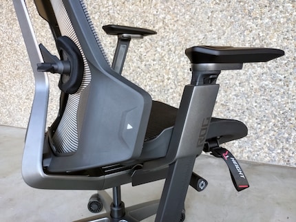 Unfortunately, the armrests also move too quickly and unintentionally (back and forth).