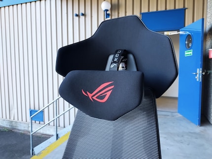 The headrest adjusts too quickly and randomly.