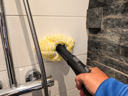 Ik kan er heel goed borden mee schoonmaken, glazen deuren ook, maar minder goed.