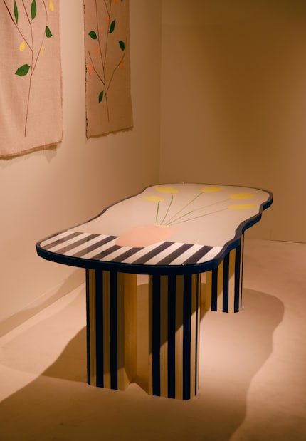 Dining table with a bouquet of tulips, Ben Arpéa | Acryl und Sand auf Leinen, Holz, Glas