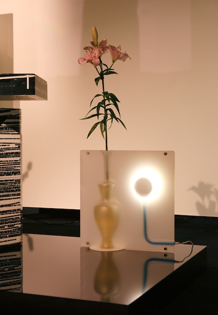 Blister LX1103, Andrea Branzi | Aussenseite aus Kunststoff mit Metallclip, Innenvase aus Glas 