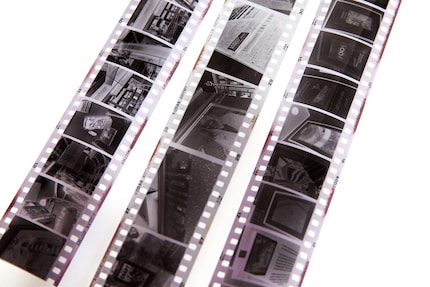 De filmstrook in het midden is van een normale 35mm camera, links en rechts zie je het halve formaat.