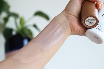 Linksonder op mijn arm: zonnebrandcrème + foundation. Net boven: zonnecrème + vloeibare bronzer.
