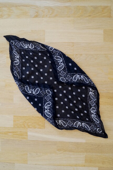 Fold in two corners ...
