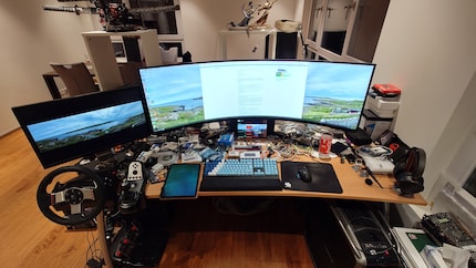 Dominiks Tisch für Hobbies und Gaming darf chaotisch sein.