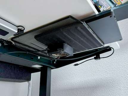De laptop heeft ook een eigen koelplek. Ingebouwd in de tafel.