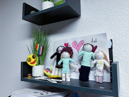 Een echt hoogtepunt van Rafaels inrichting: deze kleurrijke groep beeldjes. Een kerstcadeau van zijn dochter.