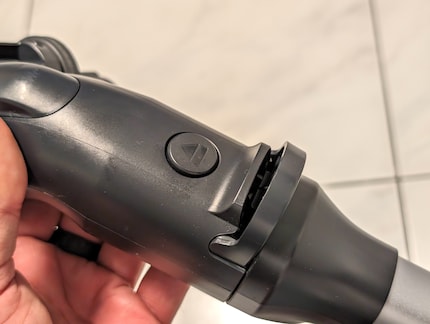 Electrolux hat einen Hebel und einen Knopf, um die Elemente voneinander zu lösen.